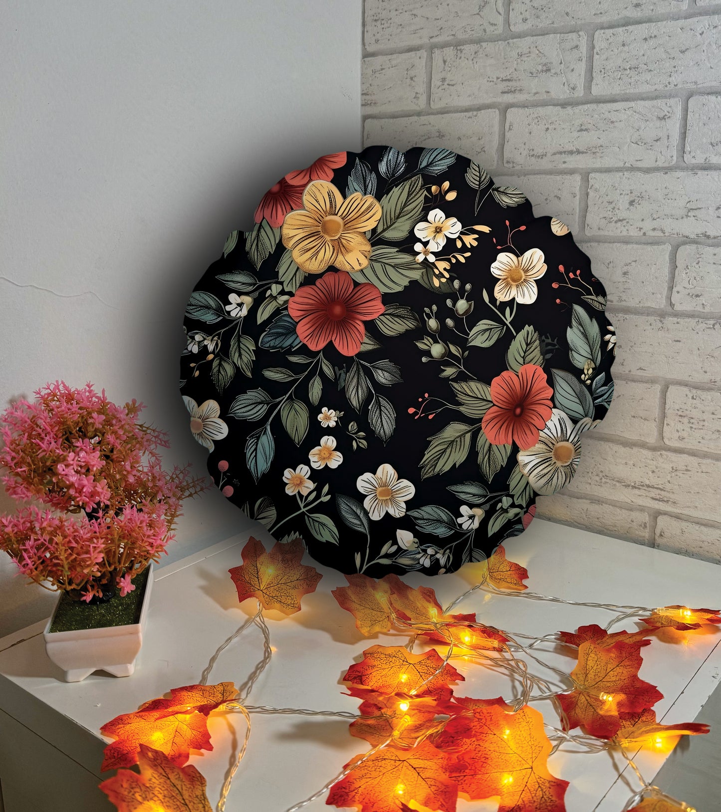 Coussin rond - Fleurs sur fond noir